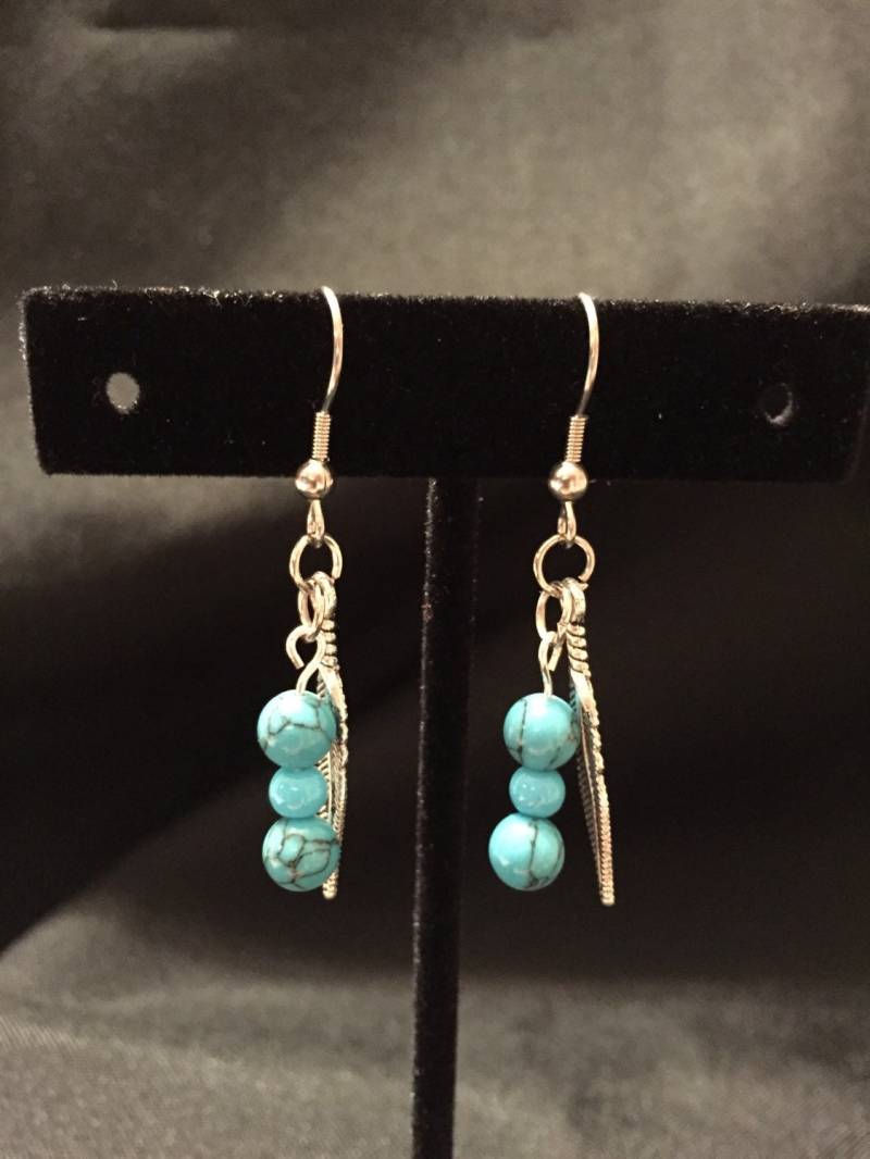Türkis Feder Ohrringe Boho Perlen Ohrringe Türkis Feder Ohrringe Boho Perlen Ohrringe von SuzyGotBeads