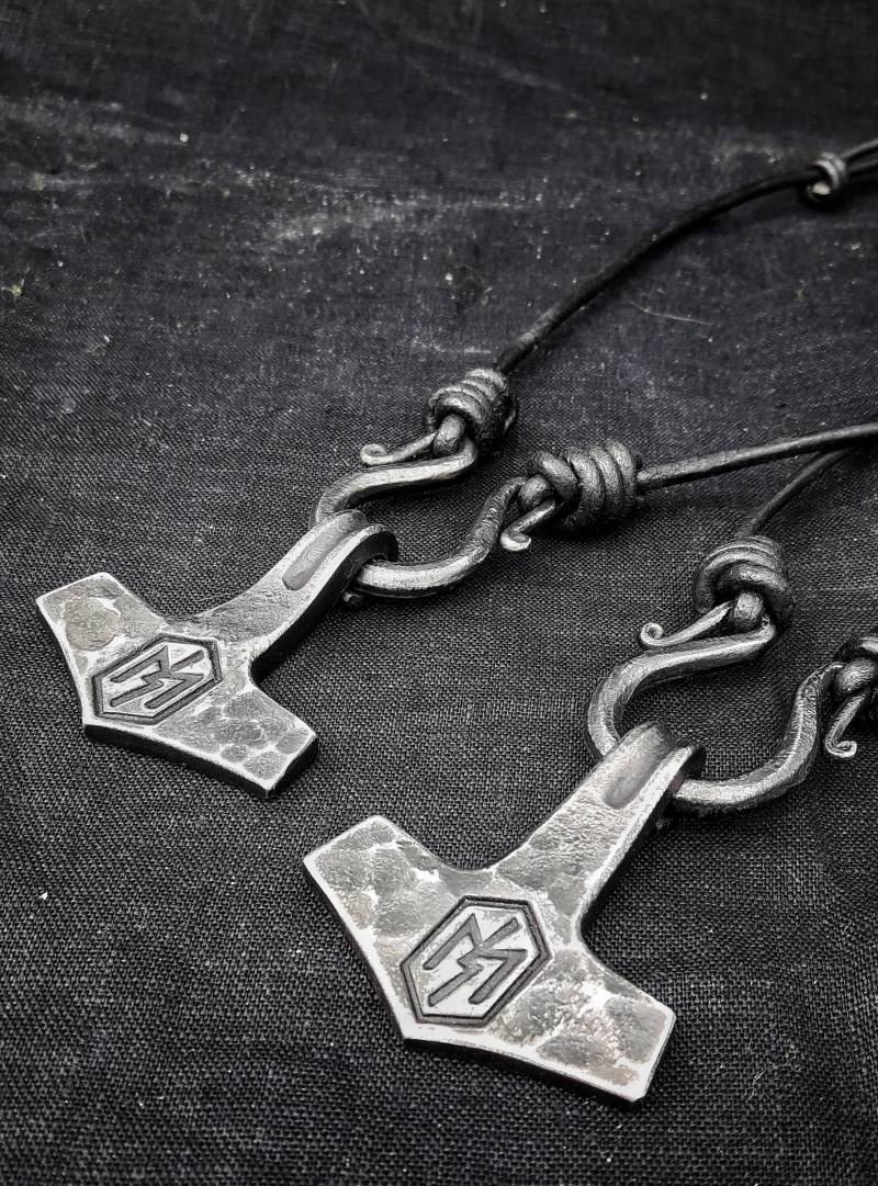 Handgeschmiedeter Mjölnir 2 Wikinger Thorshammer Skandinavisch Odin Thor Asatru Geschenk Handgeschmiedeter Mjölnir 2 Wikinger Thorshammer Skandinavisch Odin Thor Asatru Geschenk von SvarogsHammerShop