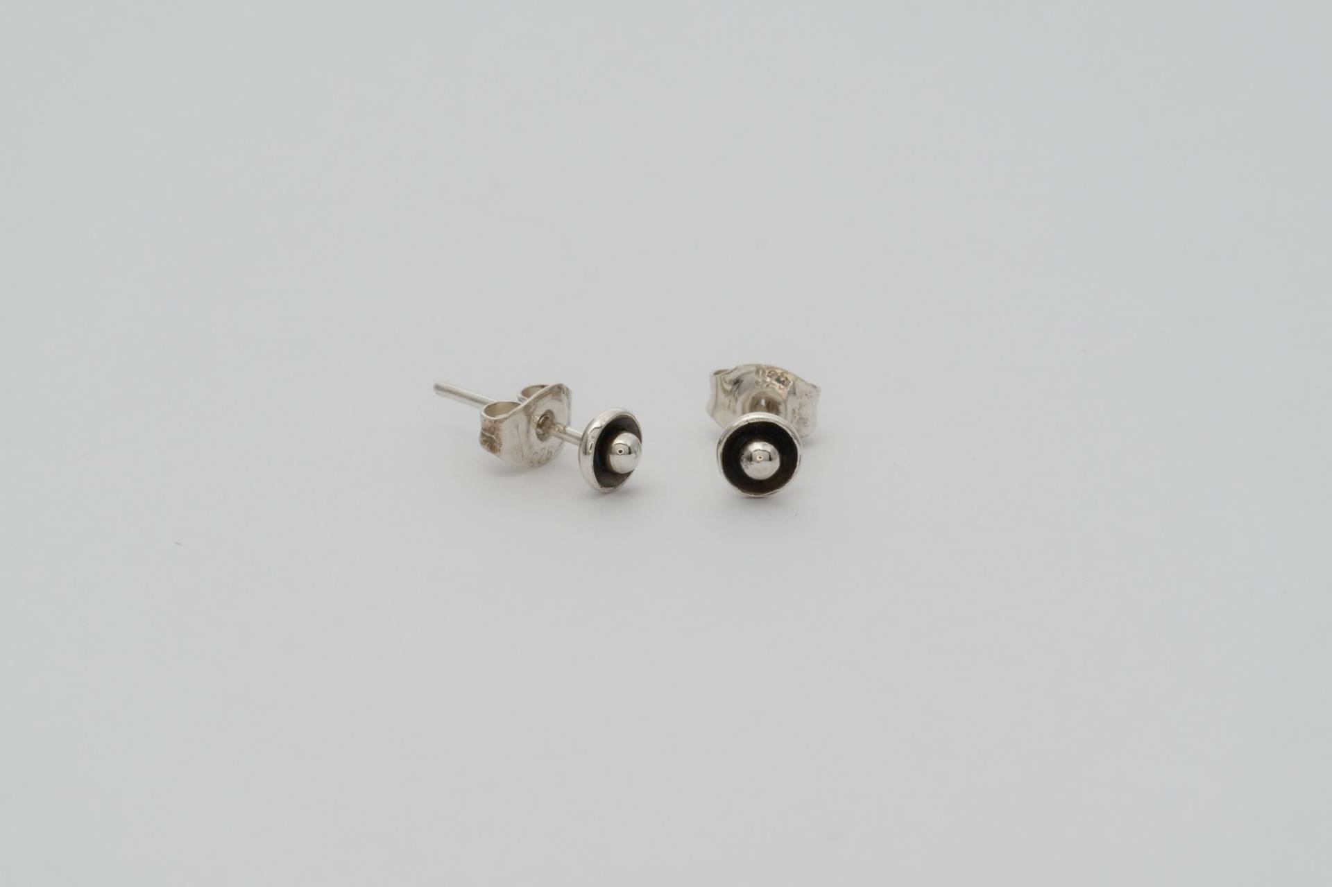 Oxidierte Sterling Silber Ohrstecker Ball in Cup Design, Minimalist Schmuck Oxidierte Sterling Silber Ohrstecker Ball in Cup Design, Minimalist Schmuck von SvelteStudio