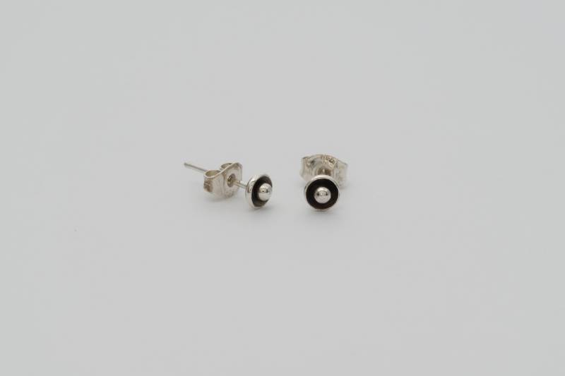 Oxidierte Sterling Silber Ohrstecker Ball in Cup Design, Minimalist Schmuck Oxidierte Sterling Silber Ohrstecker Ball in Cup Design, Minimalist Schmuck von SvelteStudio