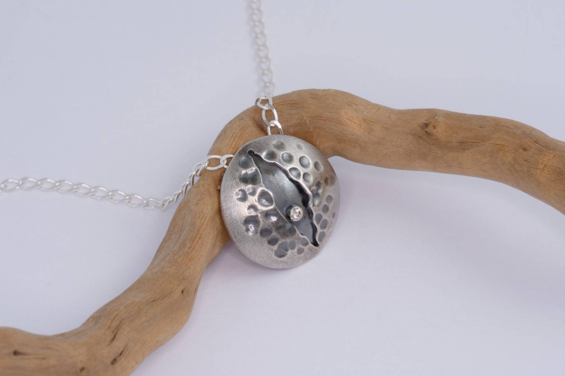 Oxidierter Sterling Silber Seepocken Anhänger Handgeschmiedete Drachenauge Halskette Oxidierter Sterling Silber Seepocken Anhänger Handgeschmiedete Drachenauge Halskette von SvelteStudio