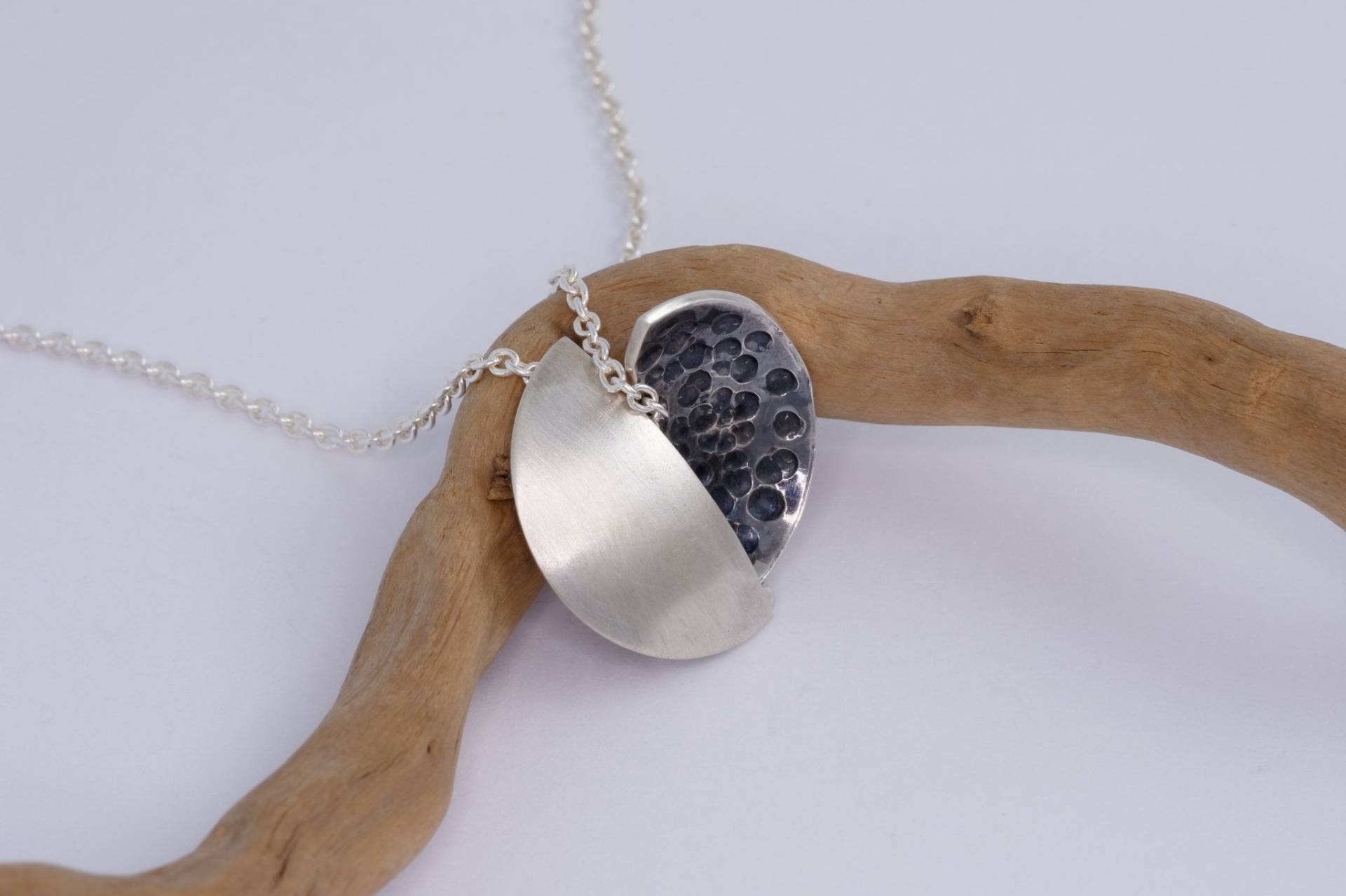 Oxidierter Sterlingsilber Halbmond Anhänger Handgeschmiedete Designer Halskette Oxidierter Sterlingsilber Halbmond Anhänger Handgeschmiedete Designer Halskette von SvelteStudio