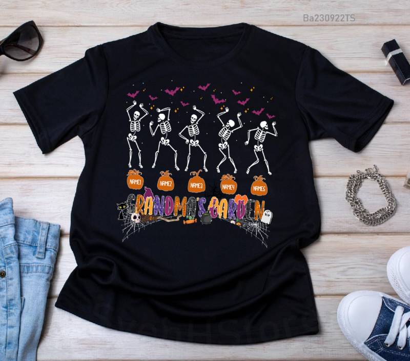 Omas Garten Halloween T-Shirt, Tanzende Skelette, Individueller Name Lustiges Kürbis-Halloween-Shirt Geschenk Für Nana, Gigi, Opa, Großeltern Omas Garten Halloween T-Shirt, Tanzende Skelette, Individueller Name Lustiges Kürbis-Halloween-Shirt Geschenk Für Nana, Gigi, Opa, Großeltern von SvenHStore