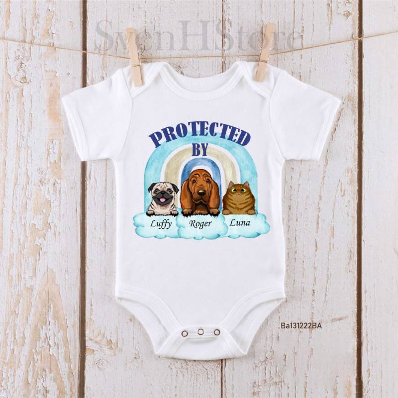 Personalisierte Geschützt Durch Hund Katze Baby Strampelanzug, Benutzerdefinierte Haustier Porträt Bodysuit von SvenHStore