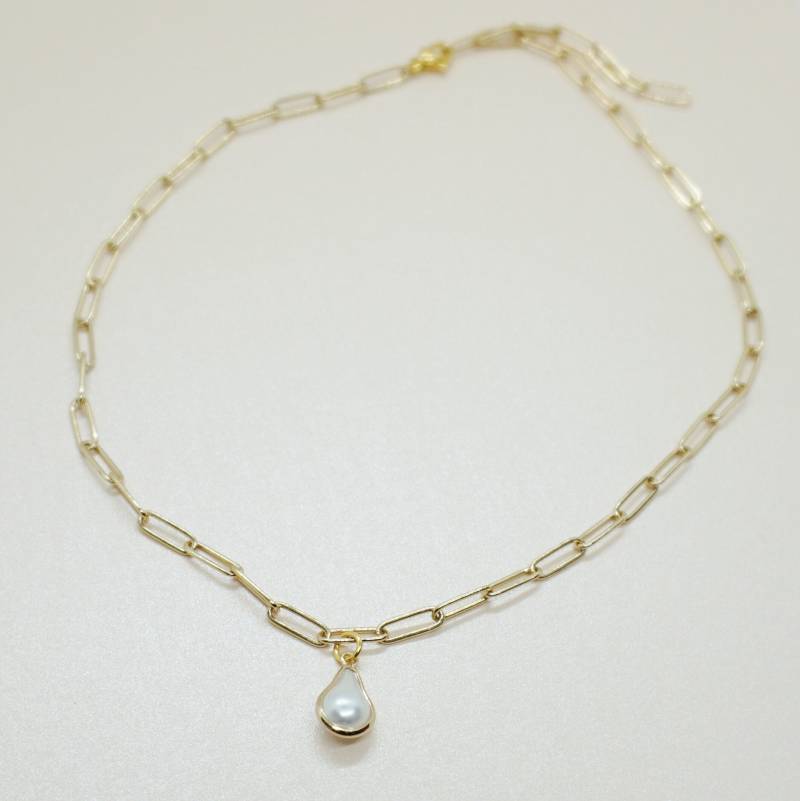 Goldene Halskette Mit Perlmutt-Anhänger von Svenjadocjewellery