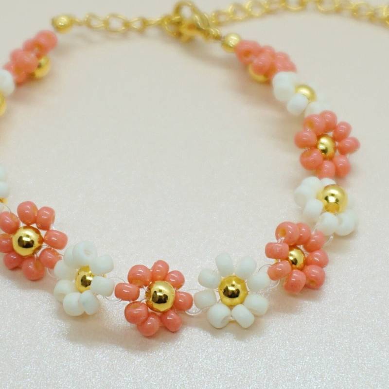 Perlenarmband Mit Blumenmuster von Svenjadocjewellery