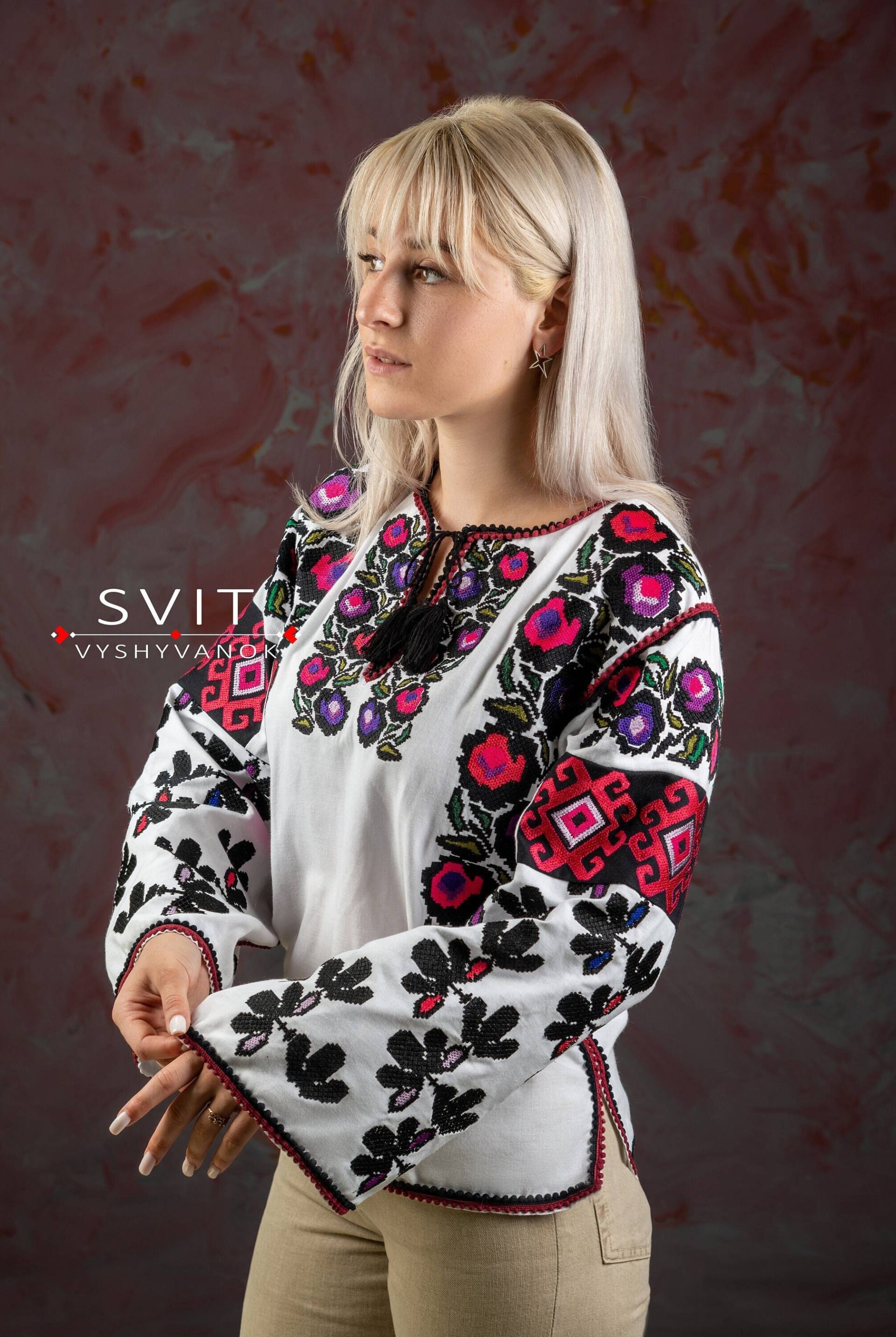 Bestickte Blumenbluse, Helle Bluse, Blumen Shirt, Boho Style Ethno Vyshyvanka, Geschenk Für Mädchen, Sommerbluse, Naturstoff von SvitVyshyvanok