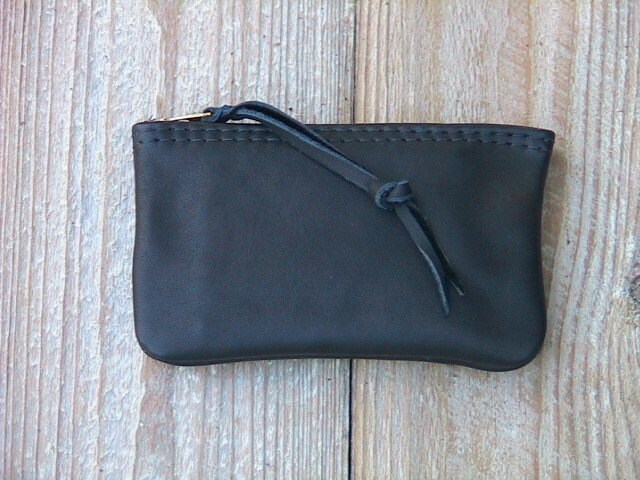 Die Kleine Reißverschlusstasche in Schwarz Die Kleine Reißverschlusstasche in Schwarz von SwadeshiLeatherworks