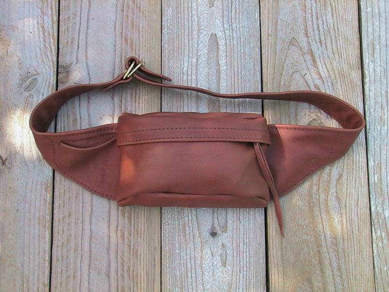 Die Kleine Sattel-Hüfttasche Die Kleine Sattel-Hüfttasche von SwadeshiLeatherworks