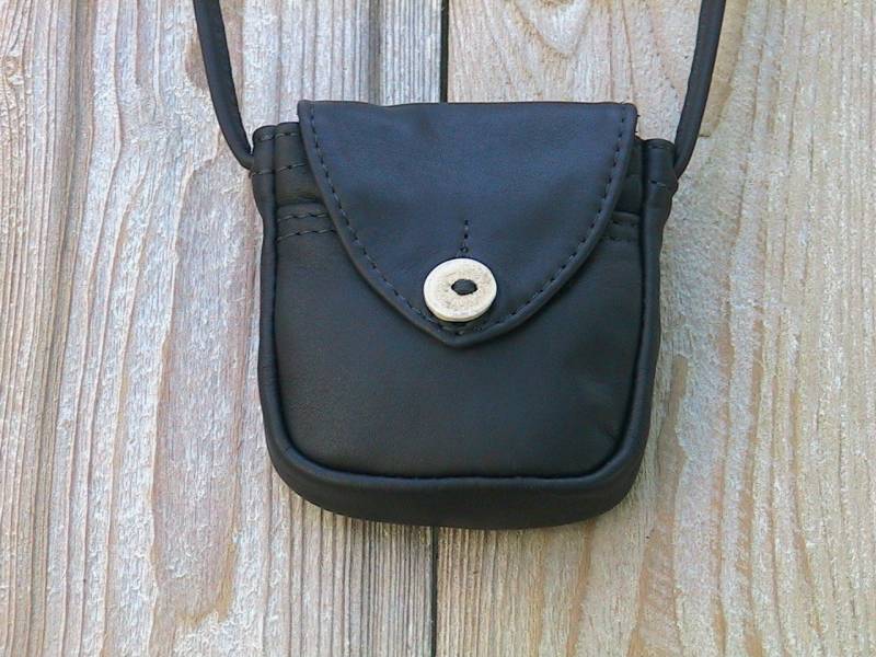 Die Kleine Schwarze Seitentasche Mit Einem Flachen Riemen Die Kleine Schwarze Seitentasche Mit Einem Flachen Riemen von SwadeshiLeatherworks