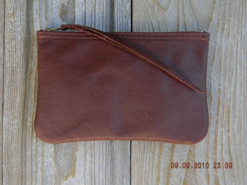 Die Mittelgroße Reißverschlusstasche in Braun Die Mittelgroße Reißverschlusstasche in Braun von SwadeshiLeatherworks