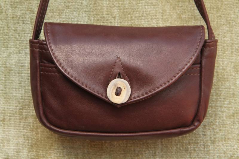 Lg Wide, Dunkelbraun, Seitentasche von SwadeshiLeatherworks