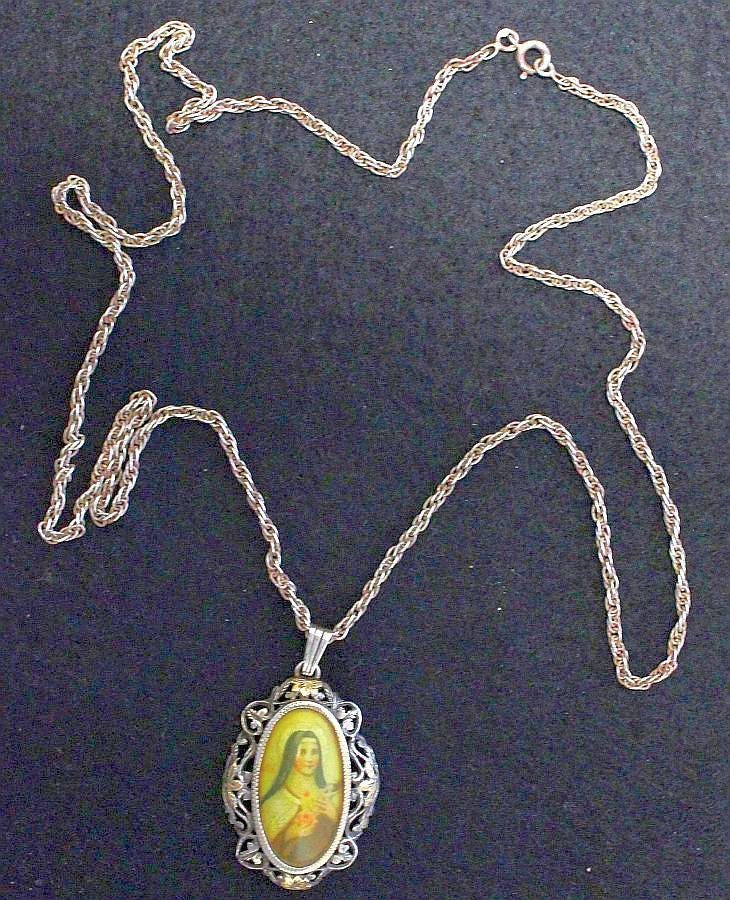 xixth Century St. Therese Medaille Anhänger Handbemalte Miniatur, Sterling Kette von SwanCollection