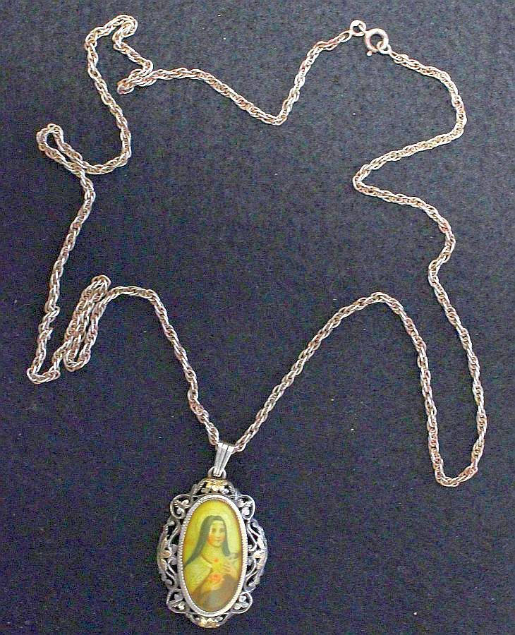 xixth Century St. Therese Medaille Anhänger Handbemalte Miniatur, Sterling Kette von SwanCollection