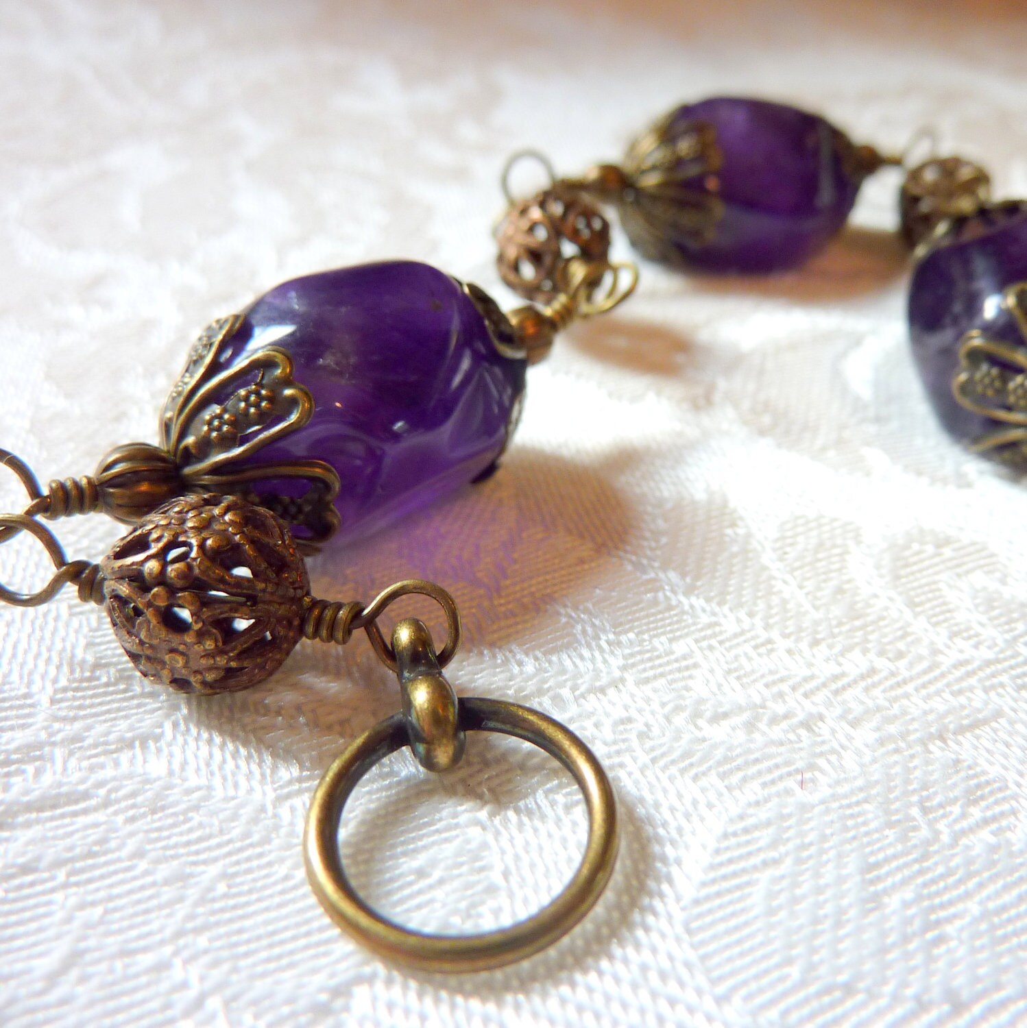 Amethyst Nugget Armband Mit Vintage Inspiriert Messing von SwanDiveJewelry