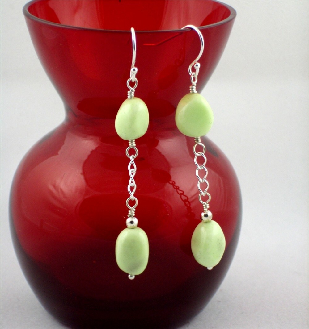 Blasses Grün Chrysopras Doppel Drop Ohrringe von SwanDiveJewelry