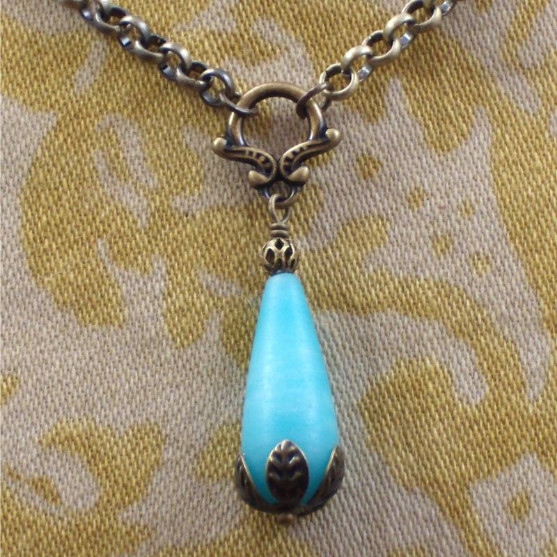 Einfache Stein Tropfen Halskette Mit Messing in Blau Einfache Stein Tropfen Halskette Mit Messing in Blau von SwanDiveJewelry