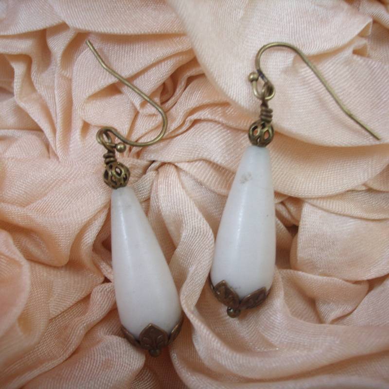 Einfache Steine Tropfen Mit Messing in Weiß Einfache Steine Tropfen Mit Messing in Weiß von SwanDiveJewelry