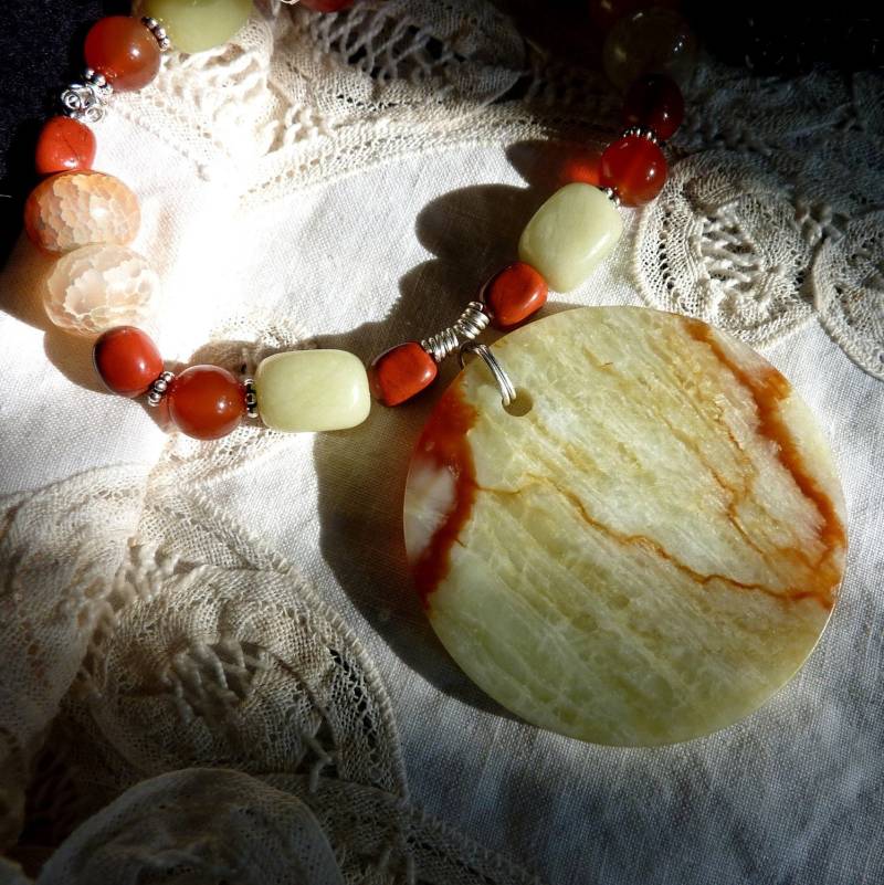 Fett in Serpentin, Karneol, Jaspis Und Feuer Achat Halskette von SwanDiveJewelry