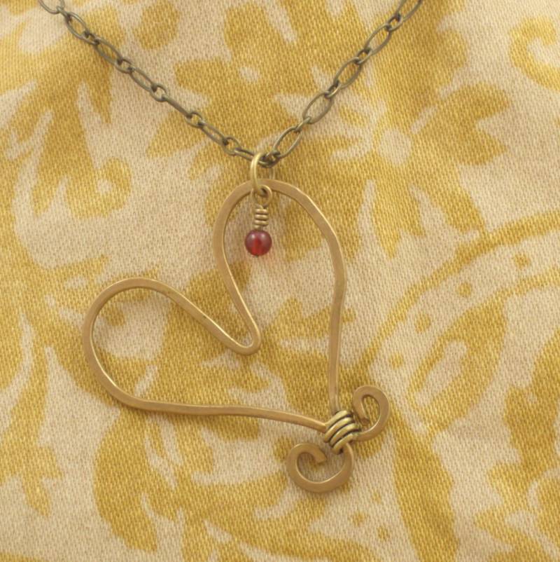 Gehämmerte Messing Herz Mit Granat Tropfen Gehämmerte Messing Herz Mit Granat Tropfen von SwanDiveJewelry