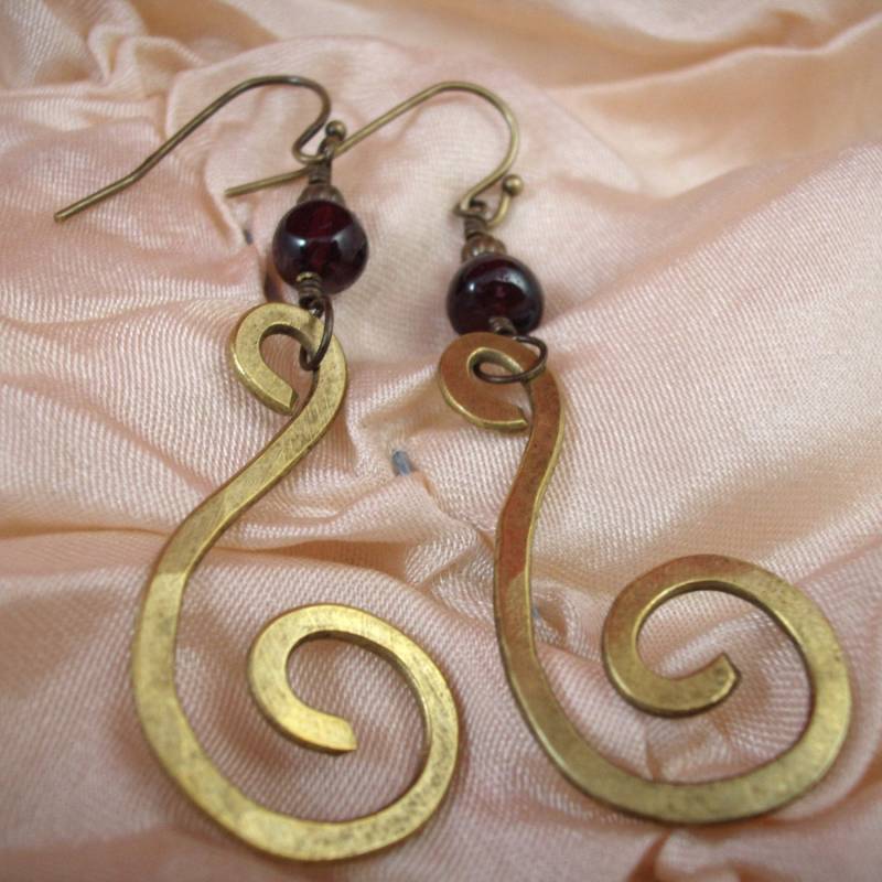 Gehämmerte Messing Wirbelt Mit Granat Gehämmerte Messing Wirbelt Mit Granat von SwanDiveJewelry