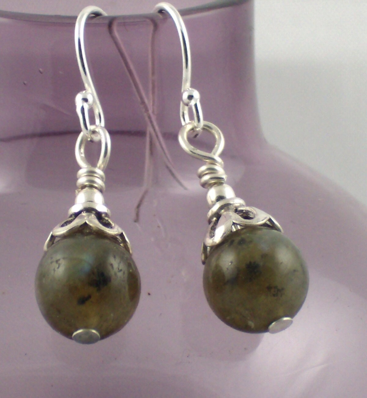 Goldener Labradorit Ohrringe von SwanDiveJewelry