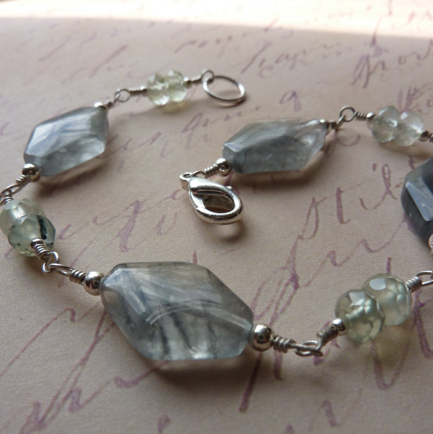 Grauen Quarz - Und Prehnit Armband von SwanDiveJewelry