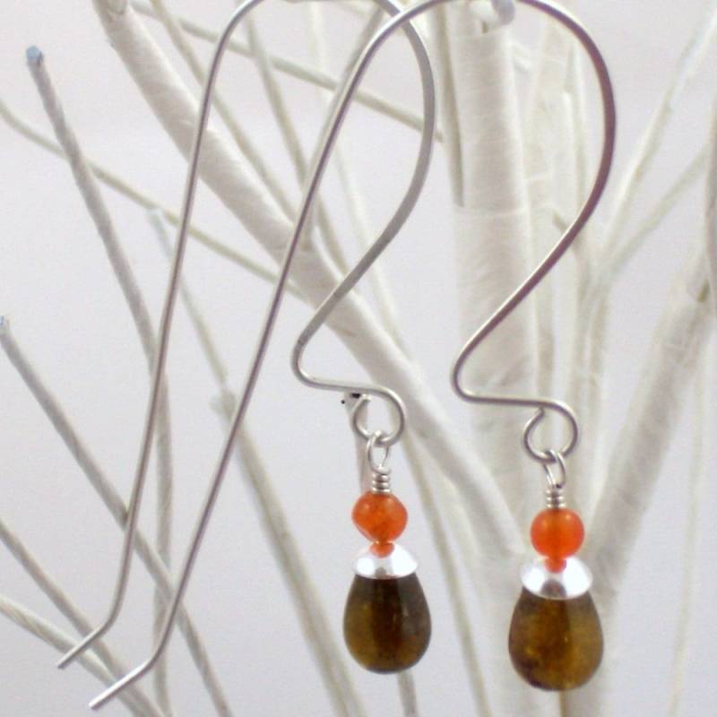 Grüner Granat Tropfen Auf Aus Silber Gehämmert Grüner Granat Tropfen Auf Aus Silber Gehämmert von SwanDiveJewelry