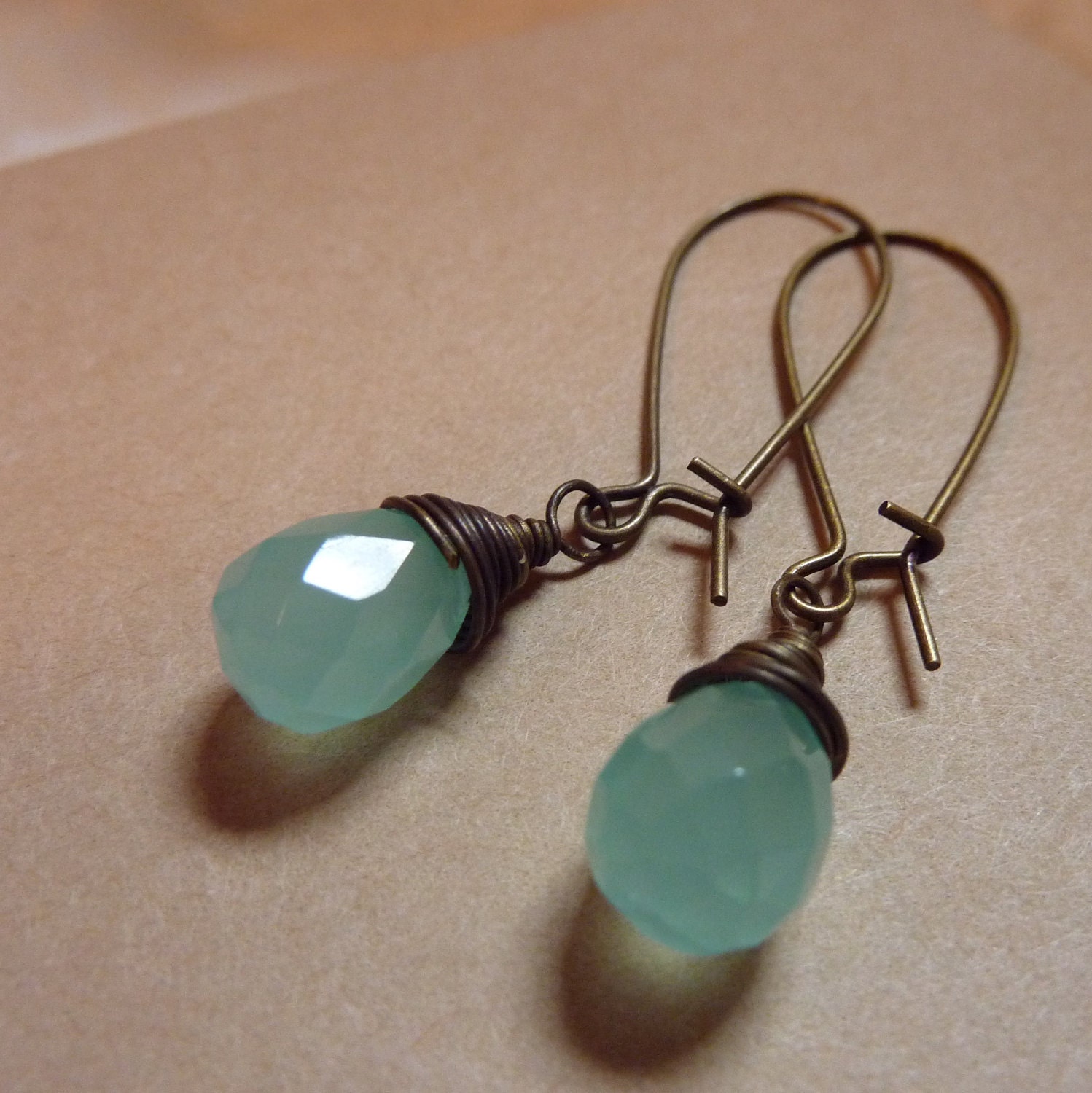 Hell Leuchtende Maneki Drops von SwanDiveJewelry