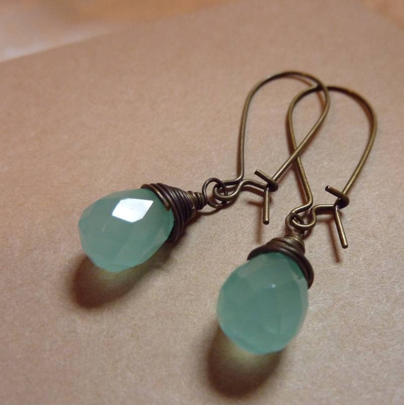 Hell Leuchtende Maneki Drops Hell Leuchtende Maneki Drops von SwanDiveJewelry