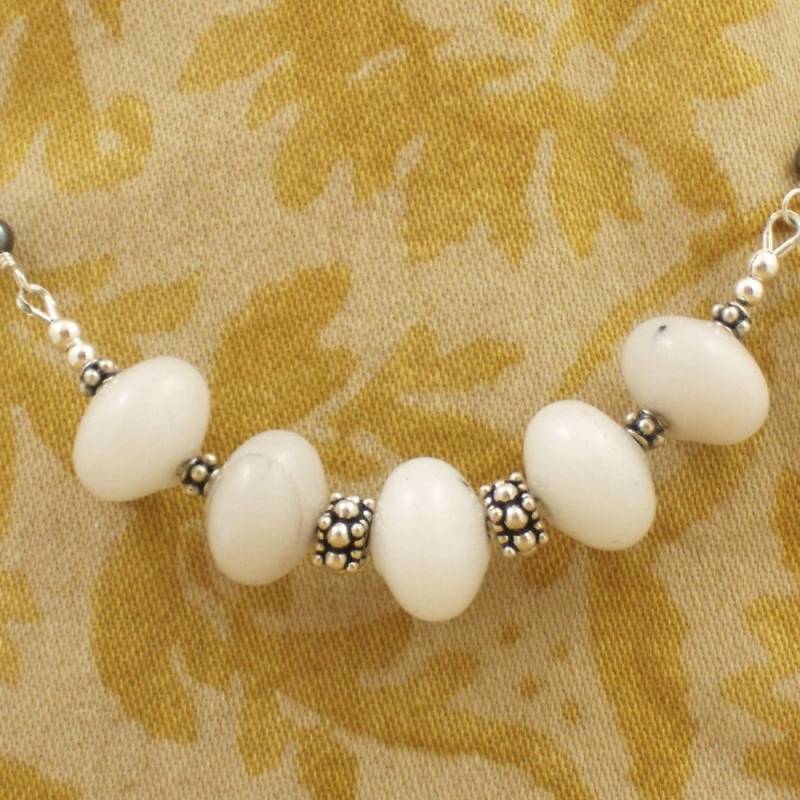 Milchig Weißer Achat Mit Hämatit Milchig Weißer Achat Mit Hämatit von SwanDiveJewelry