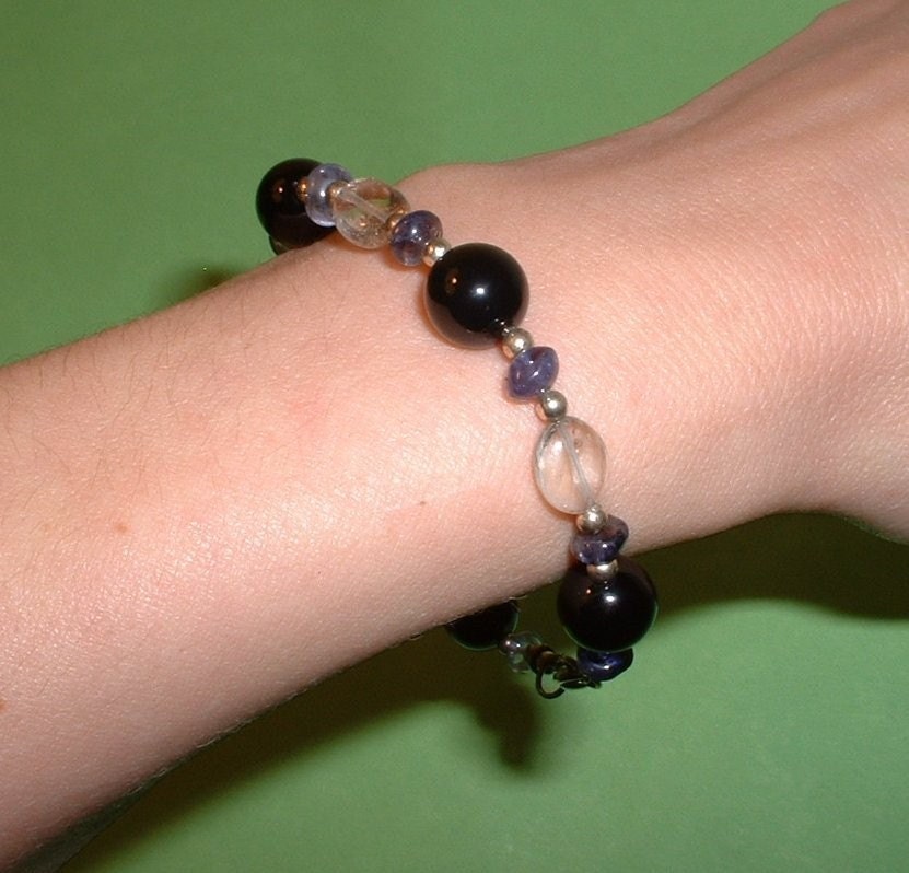 Onyx, Iolite Und Rauchquarz Armband von SwanDiveJewelry