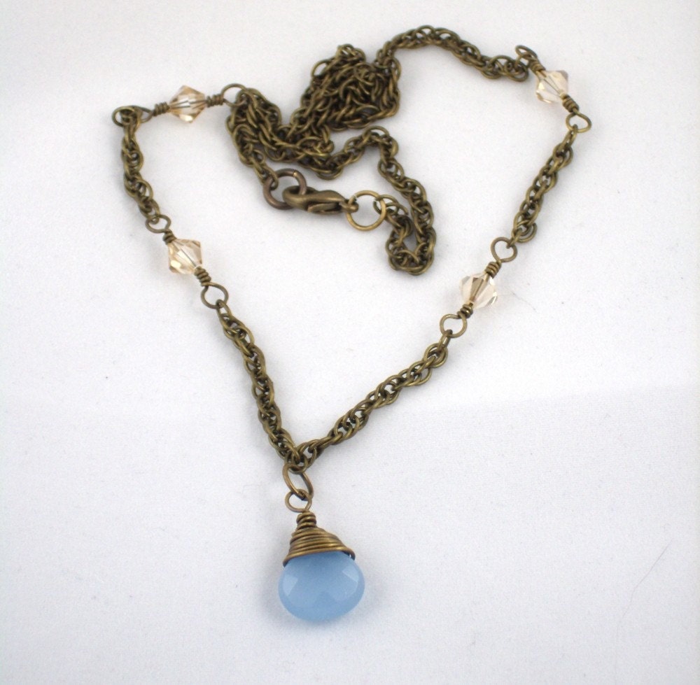 Pale Blau Chalcedon Und Crystal Auf Messingkette von SwanDiveJewelry