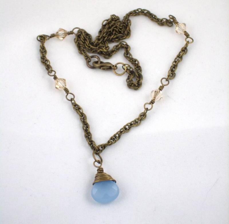Pale Blau Chalcedon Und Crystal Auf Messingkette Pale Blau Chalcedon Und Crystal Auf Messingkette von SwanDiveJewelry