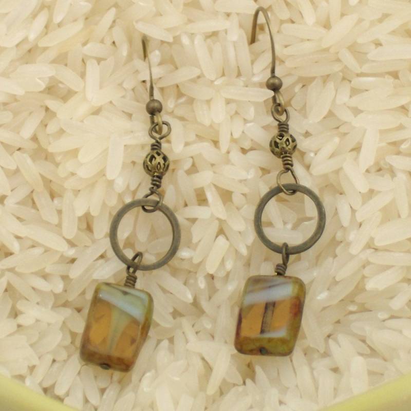 Rechteckiges Glas Tropfen Hängen Von Messingringe Rechteckiges Glas Tropfen Hängen Von Messingringe von SwanDiveJewelry