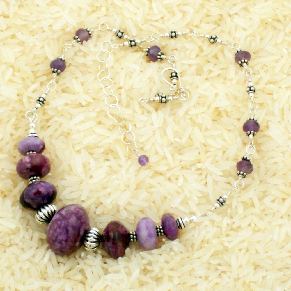 Rich Purple Sugilith Jasper Und Silber Halskette von SwanDiveJewelry