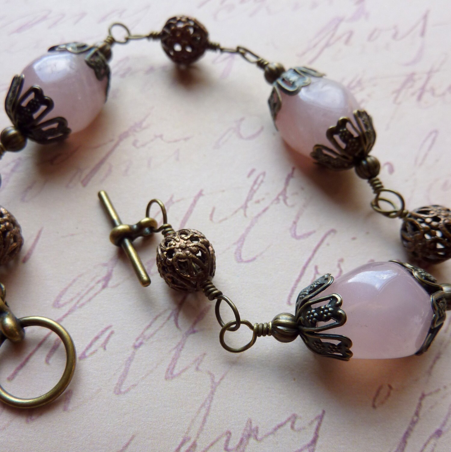 Rosenquarz-Nugget-Armband Mit Vintage Inspiriert Messing von SwanDiveJewelry