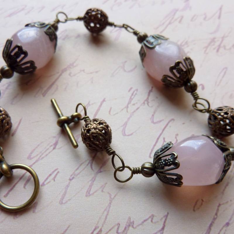 Rosenquarz-Nugget-Armband Mit Vintage Inspiriert Messing von SwanDiveJewelry
