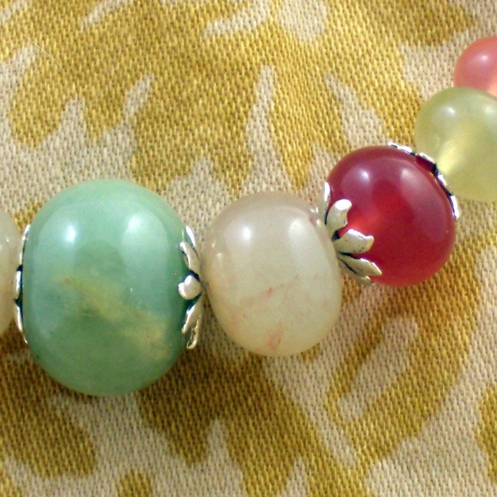 Saftige Halskette in Schattierungen Von Grün Und Berry von SwanDiveJewelry