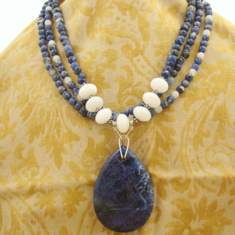Sodalith Teardrop Dreifach Strand Sodalith Teardrop Dreifach Strand von SwanDiveJewelry