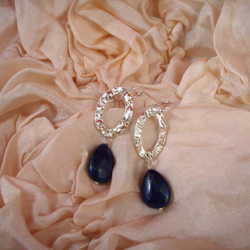 Tiefblauen Lapis Auf Gehammerte Silber Tiefblauen Lapis Auf Gehammerte Silber von SwanDiveJewelry