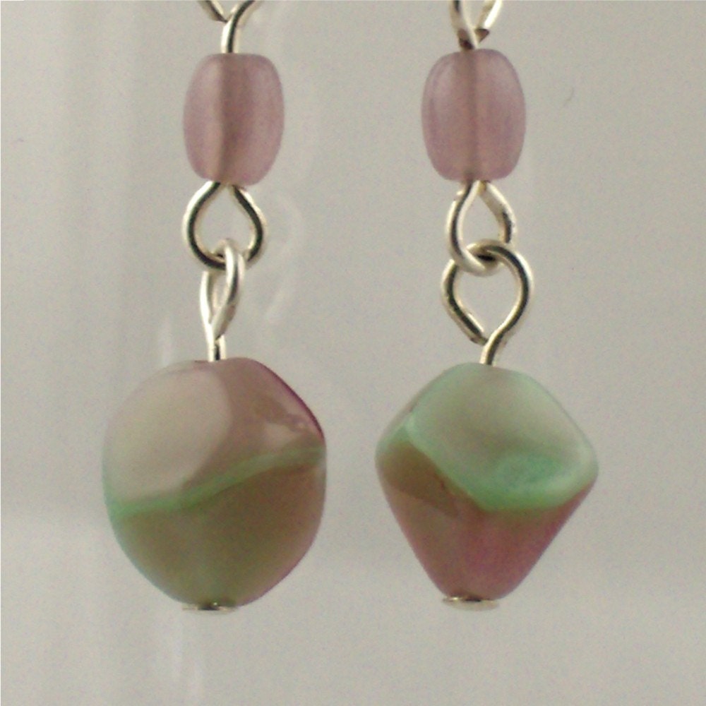 Vintage Glas Baumeln Ohrringe in Lavendel Und Blass-Grün von SwanDiveJewelry