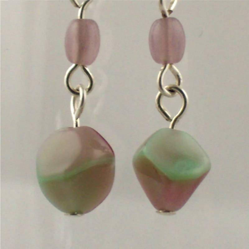 Vintage Glas Baumeln Ohrringe in Lavendel Und Blass-Grün Vintage Glas Baumeln Ohrringe in Lavendel Und Blass-Grün von SwanDiveJewelry