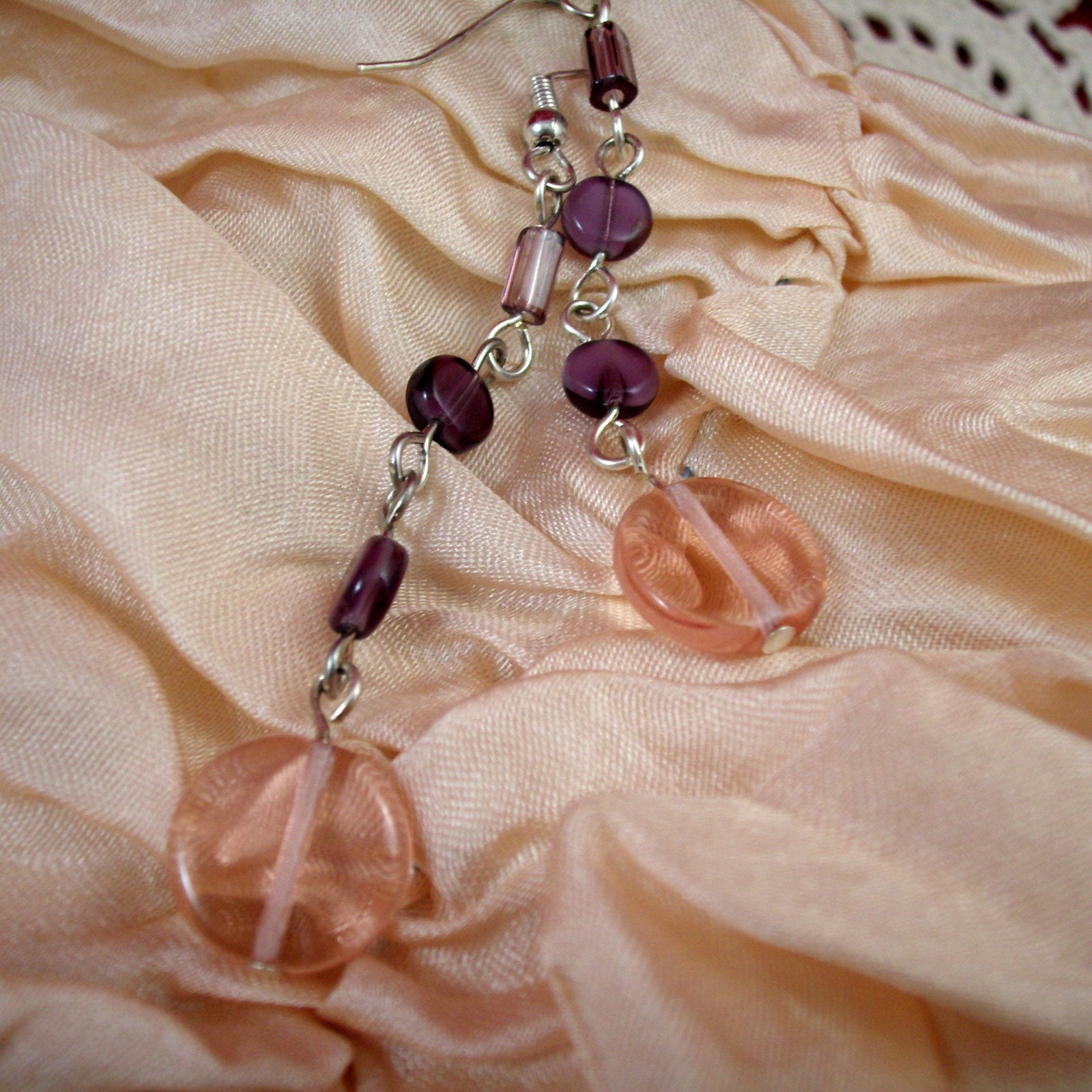 Vintage Glas Ohrringe in Rosa Und Lila von SwanDiveJewelry