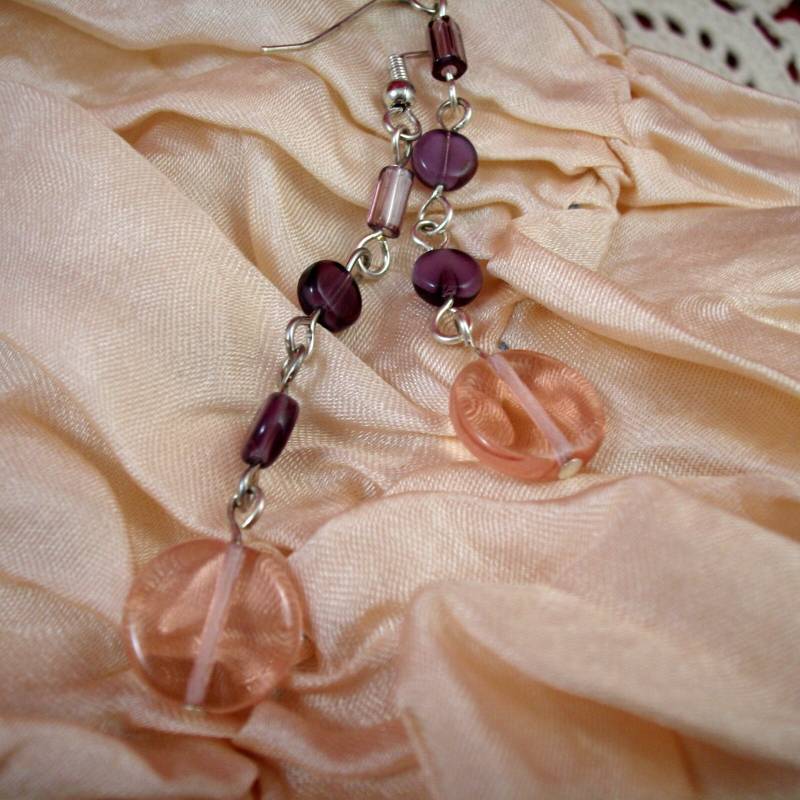Vintage Glas Ohrringe in Rosa Und Lila Vintage Glas Ohrringe in Rosa Und Lila von SwanDiveJewelry