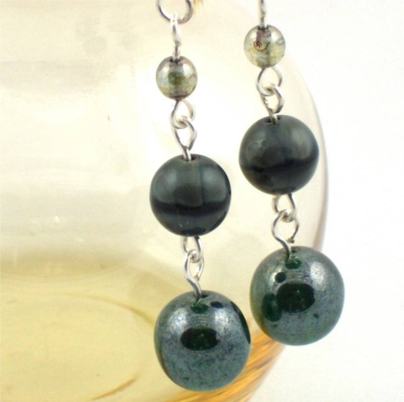 Vintage Glas Ohrringe in Schillernd Dunkelgrün von SwanDiveJewelry