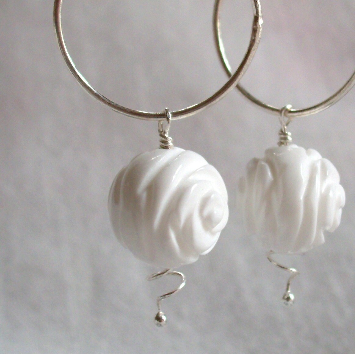 Weisse Jade Rosen Auf Silber Creolen von SwanDiveJewelry