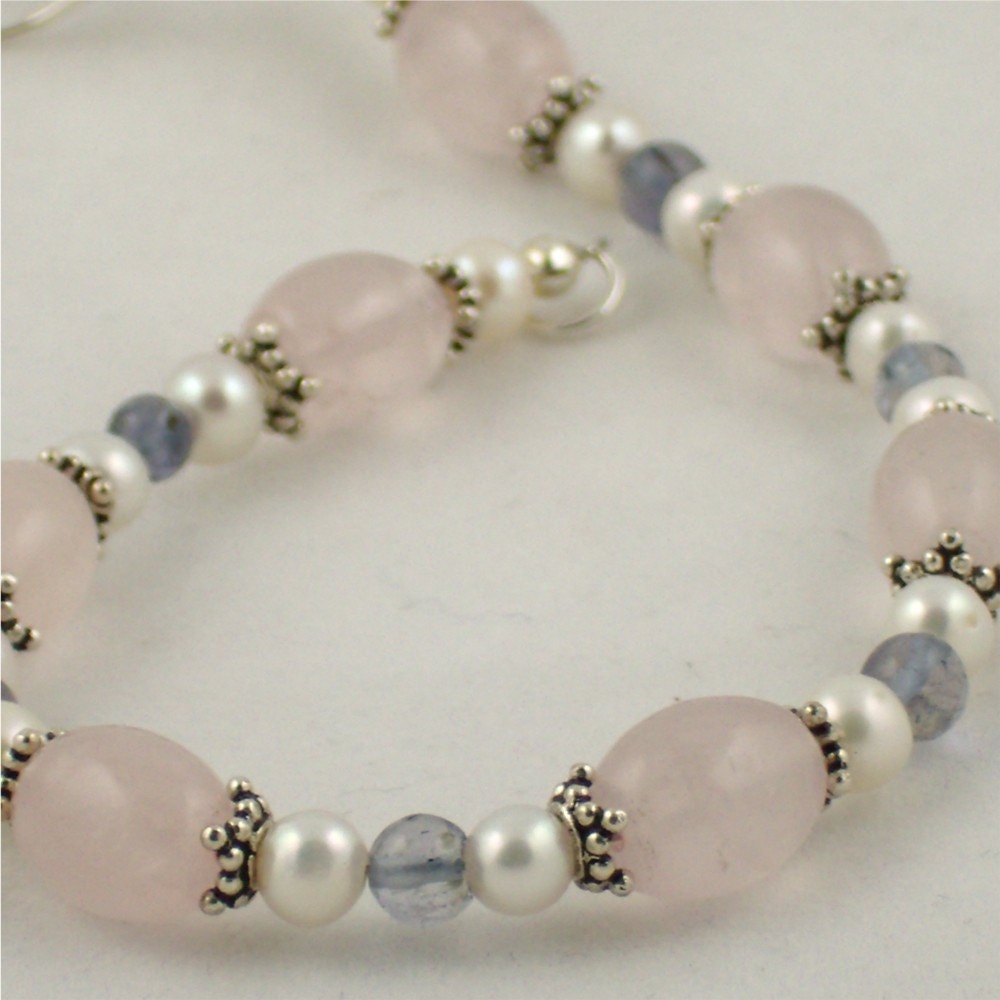 Ziemlich in Rosa Armband - Perlen, Rosenquarz Und Ioite von SwanDiveJewelry
