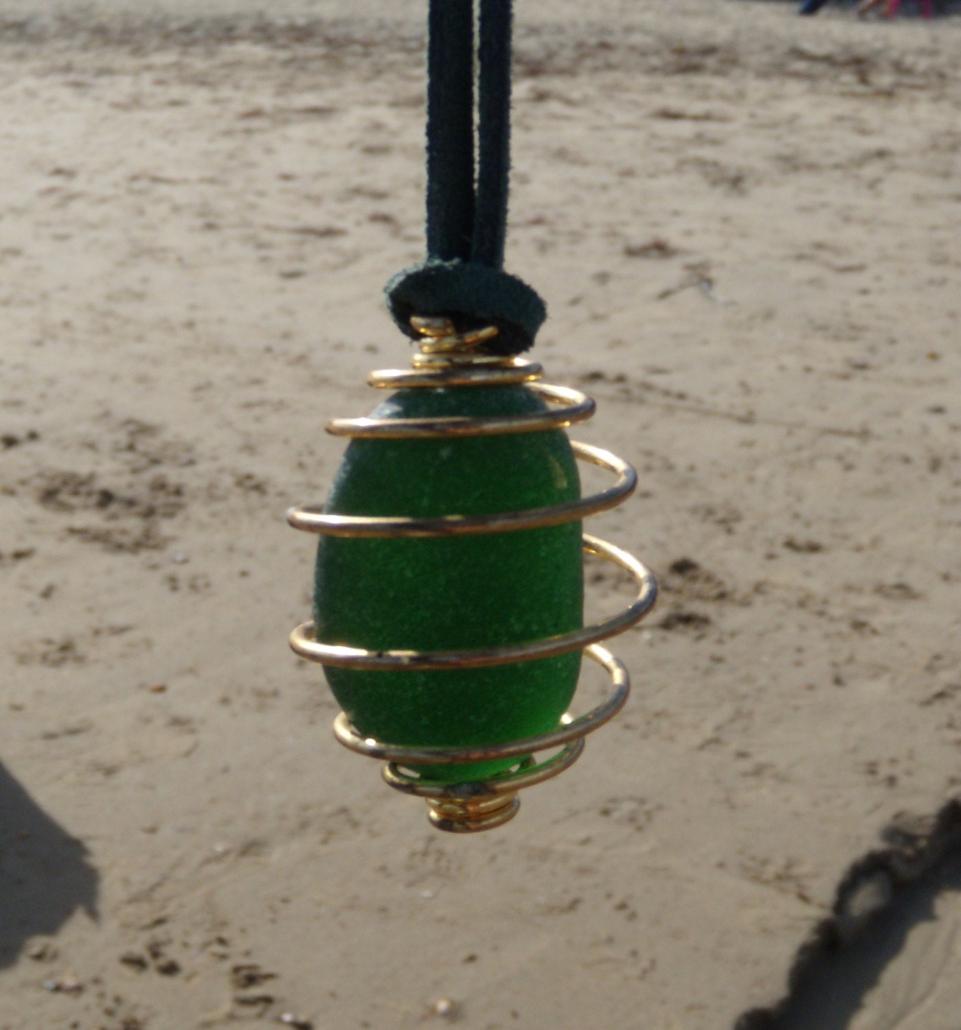 Anhänger Aus Meerglas, in Der Farbe Dunkelgrün Anhänger Aus Meerglas, in Der Farbe Dunkelgrün von SwanageSeaTreasures