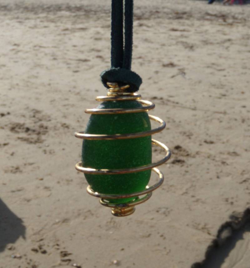 Anhänger Aus Meerglas, in Der Farbe Dunkelgrün von SwanageSeaTreasures